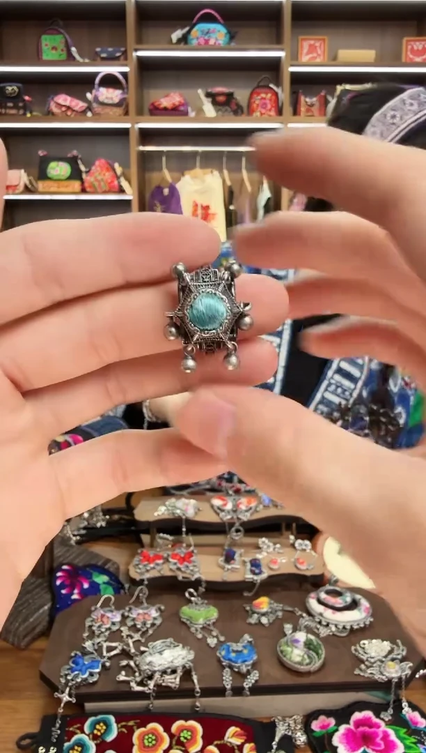 【闪购商品】织绣39蒙阿苏苗绣传承