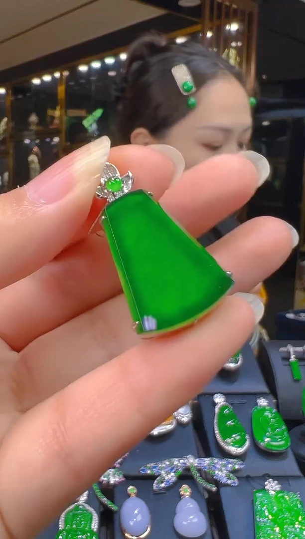 翡翠18K金镶嵌吊坠(赠链)075