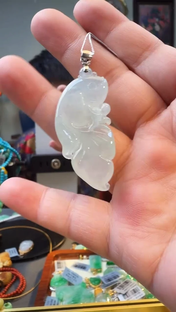 颈饰18K金镶嵌翡翠吊坠