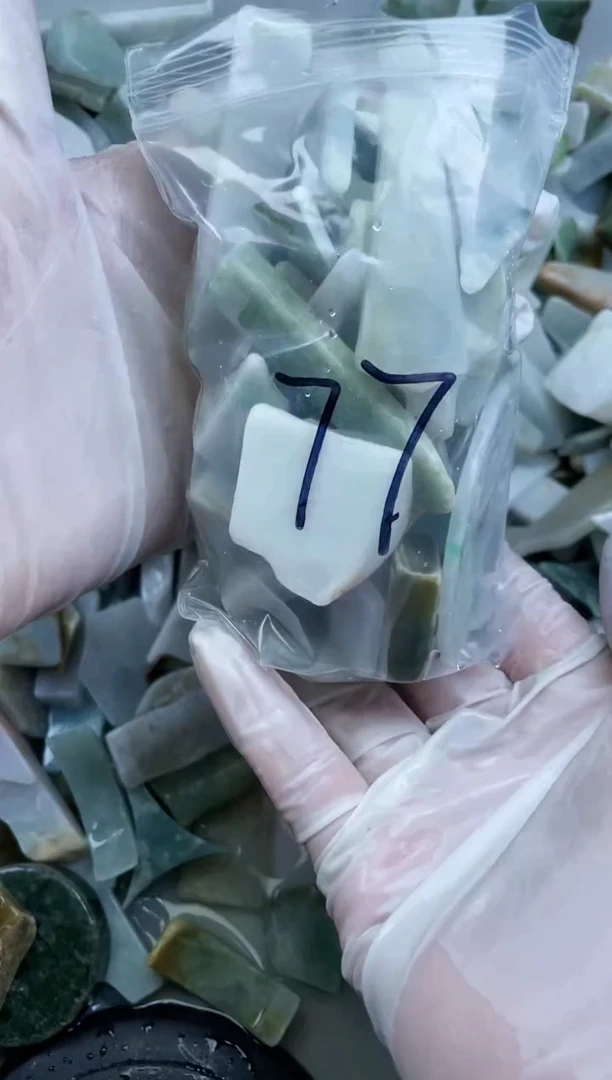 【闪购商品】翡翠颈饰未镶嵌天然翡翠边角大号500克77