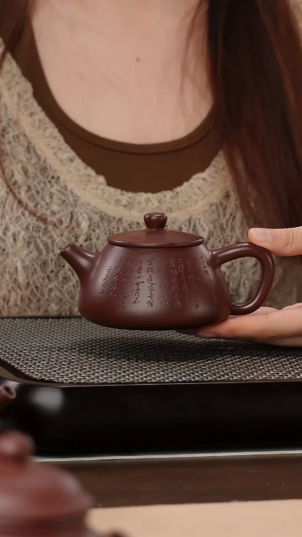 茶壶紫砂深夜福利-紫袍玉砂微雕刻绘平盖石瓢230cc