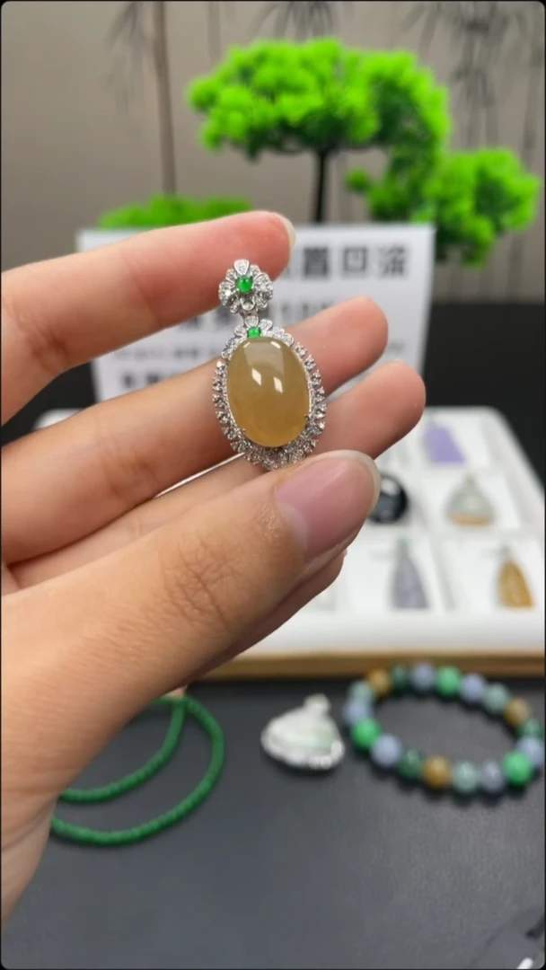 翡翠18K金镶嵌颈饰天然缅甸A货翡翠18k金镶嵌吊坠