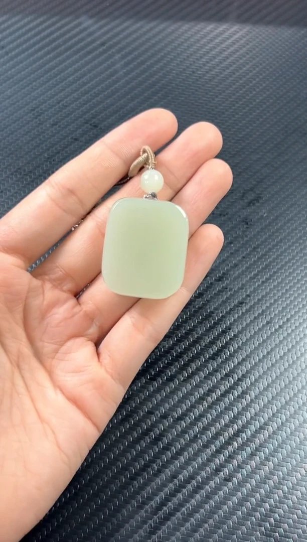 吊坠(赠链)未镶嵌和田玉且末微色差迪克兰一细