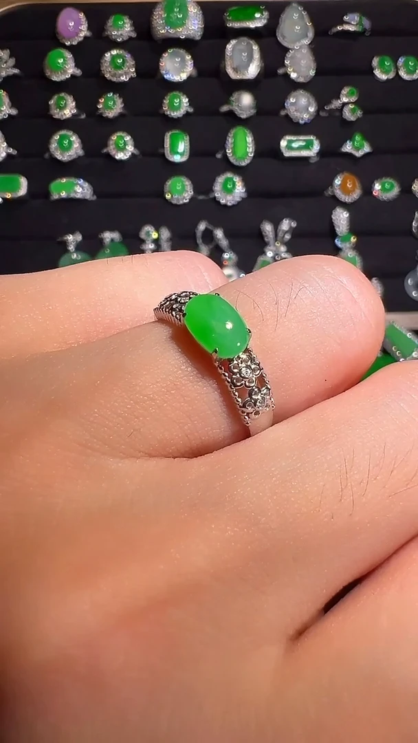 18K金镶嵌挂件翡翠戒指