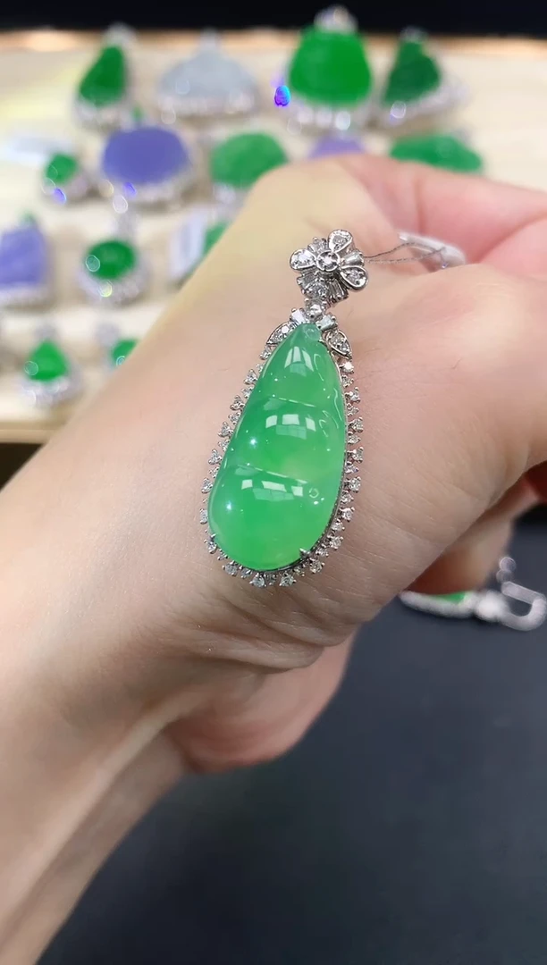 吊坠(不含链)18K金镶嵌翡翠豆子|9800