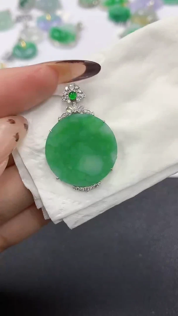 颈饰18K金镶嵌翡翠a货假一赔三支持复检百元上9元证书费自理