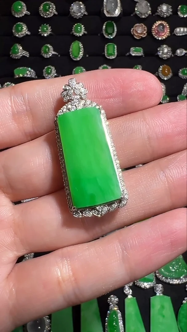 18K金镶嵌挂件翡翠吊坠