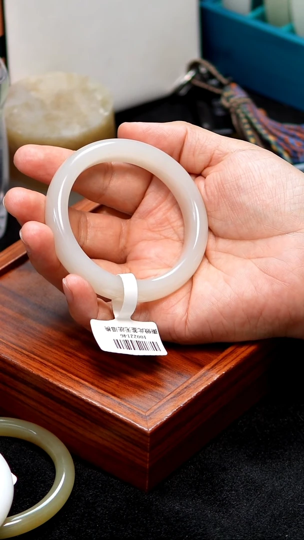 和田玉手镯未镶嵌56圈口正装藕粉手镯