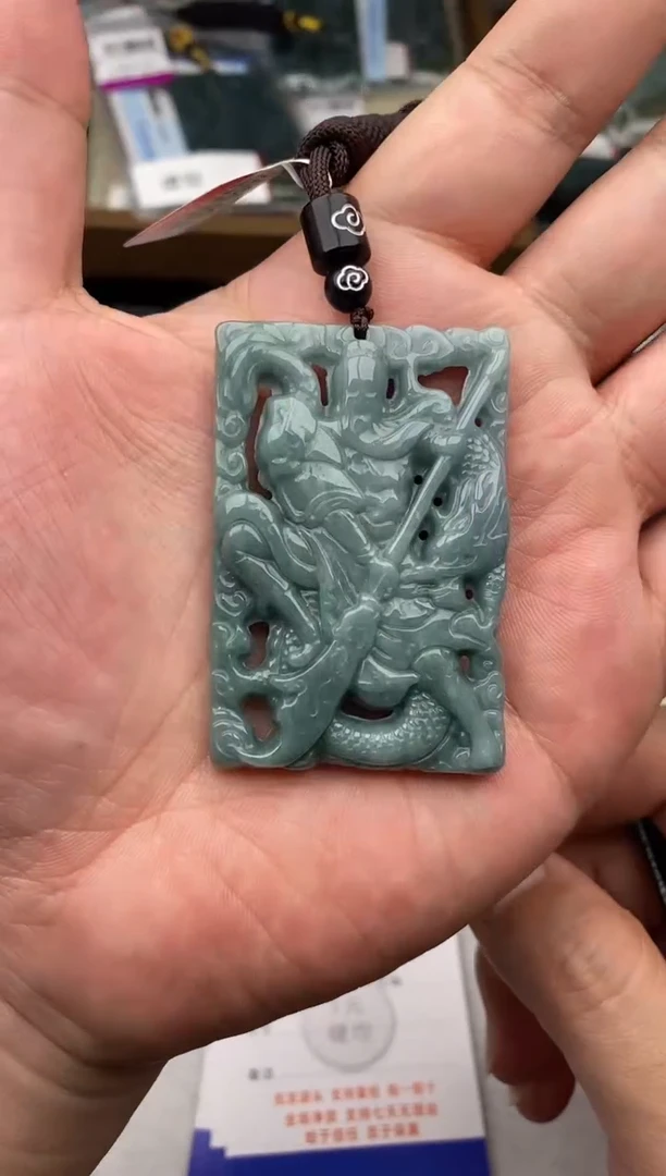 翡翠未镶嵌颈饰多样性发其一