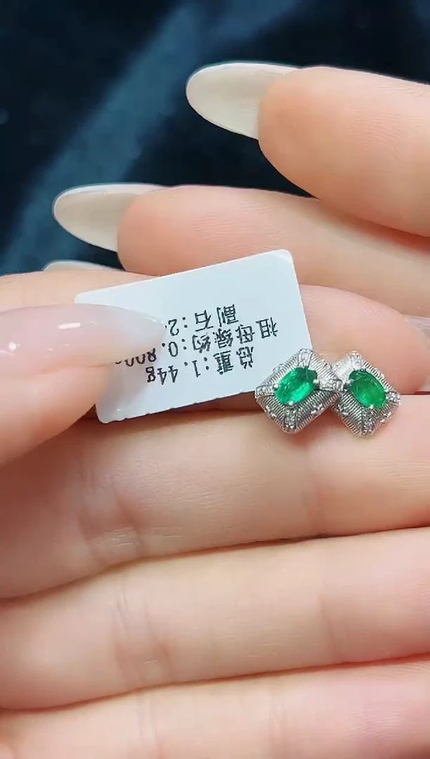 耳钉18K金镶嵌祖母绿·