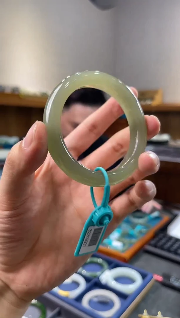 未镶嵌手镯和田玉一个圈口：54-57mm