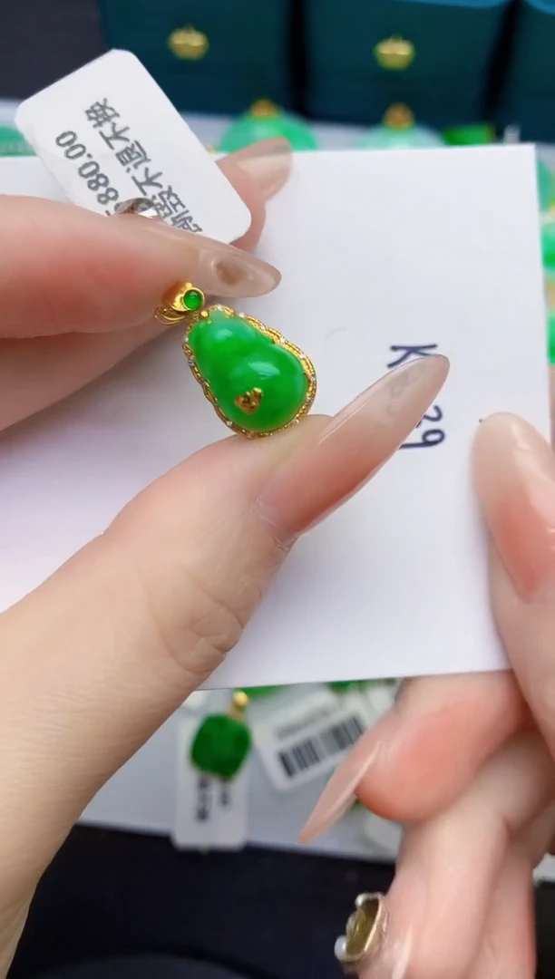 颈饰18K金镶嵌翡翠缅甸天然翡翠A货