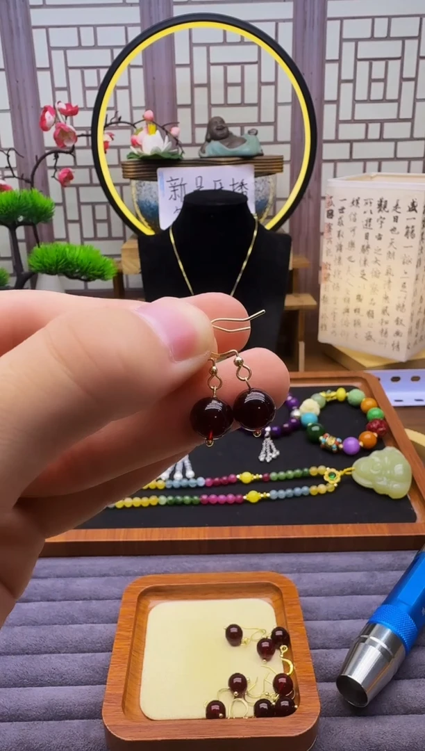 14K金镶嵌血珀耳饰E29