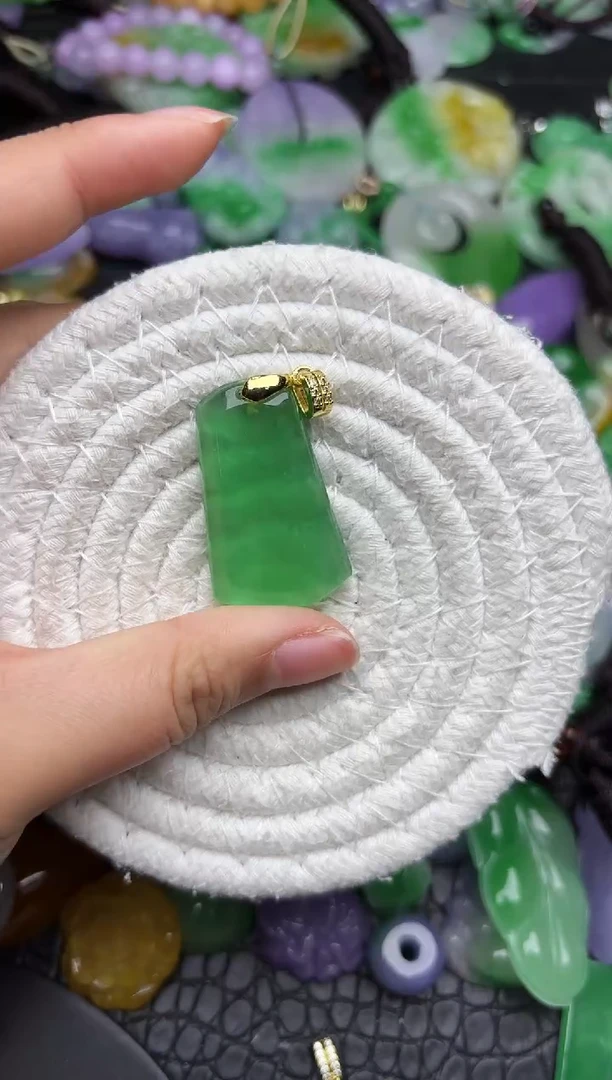 颈饰未镶嵌翡翠缅甸翡翠吊坠