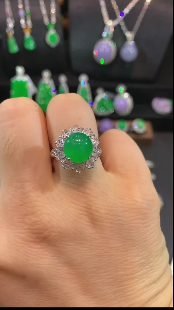 18K金镶嵌戒指翡翠戒指