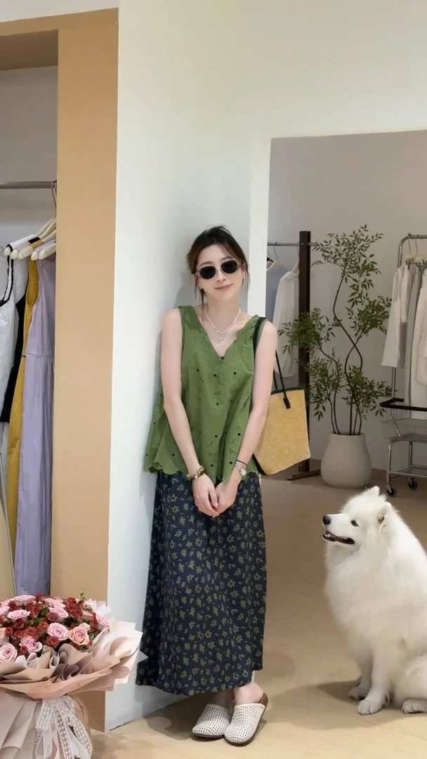 2025夏季新款韩系高级感镂空无袖雪纺上衣百搭碎花半身裙两件套装