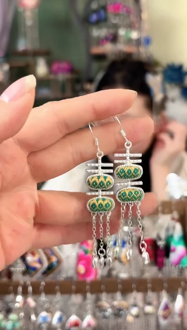 彩云南阁非遗老绣苗银饰品534