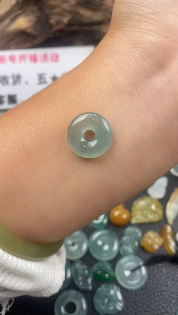 翡翠未镶嵌颈饰甜甜圈