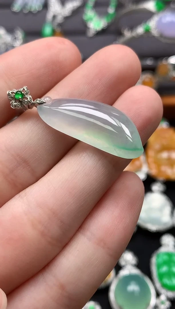 颈饰18K金镶嵌翡翠吊坠