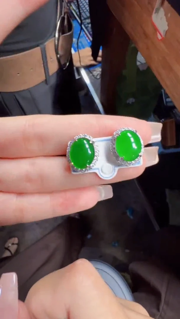 未镶嵌定制翡翠翡翠A货有轻微色差属于正常现象，耳钉多样性发货1