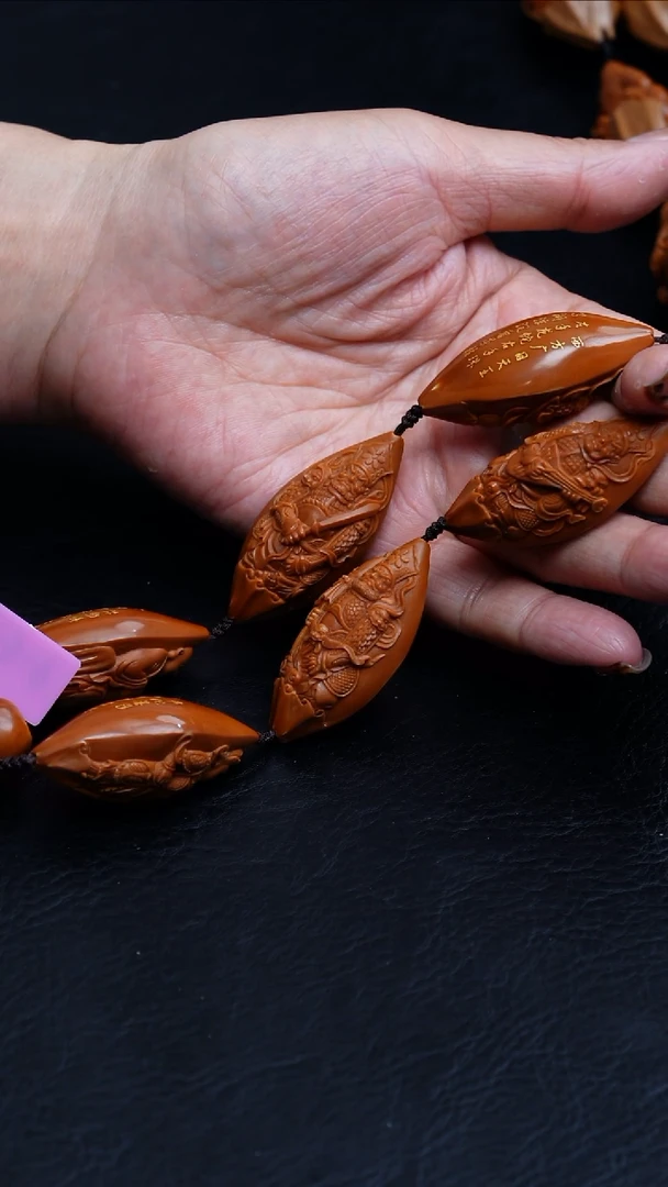 橄榄核吊坠20天王手持