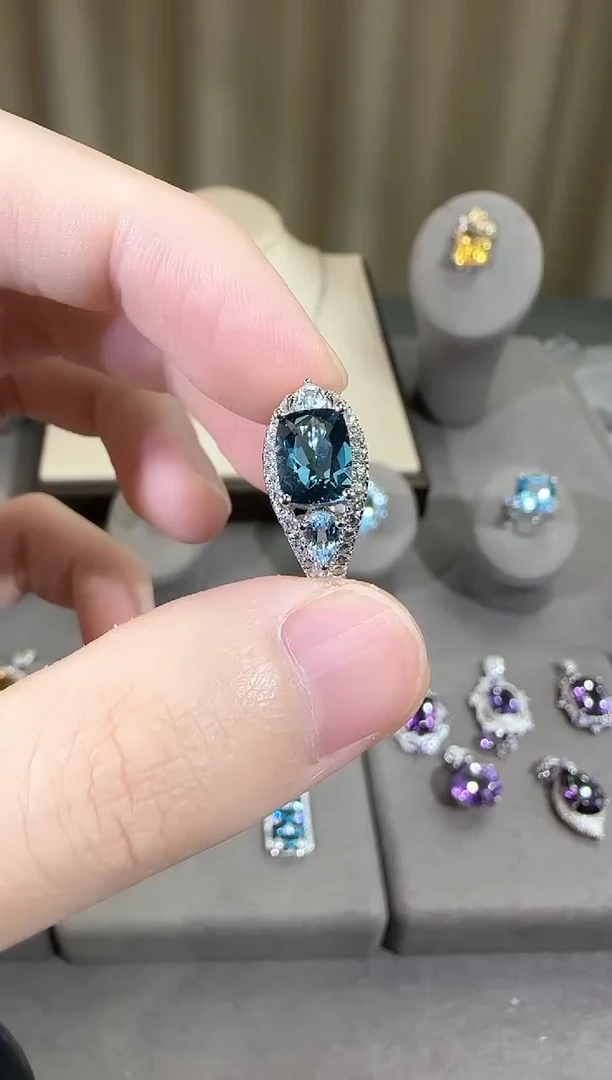 银S925镶嵌戒指托帕石9*7mm伦敦蓝戒指简约设计款