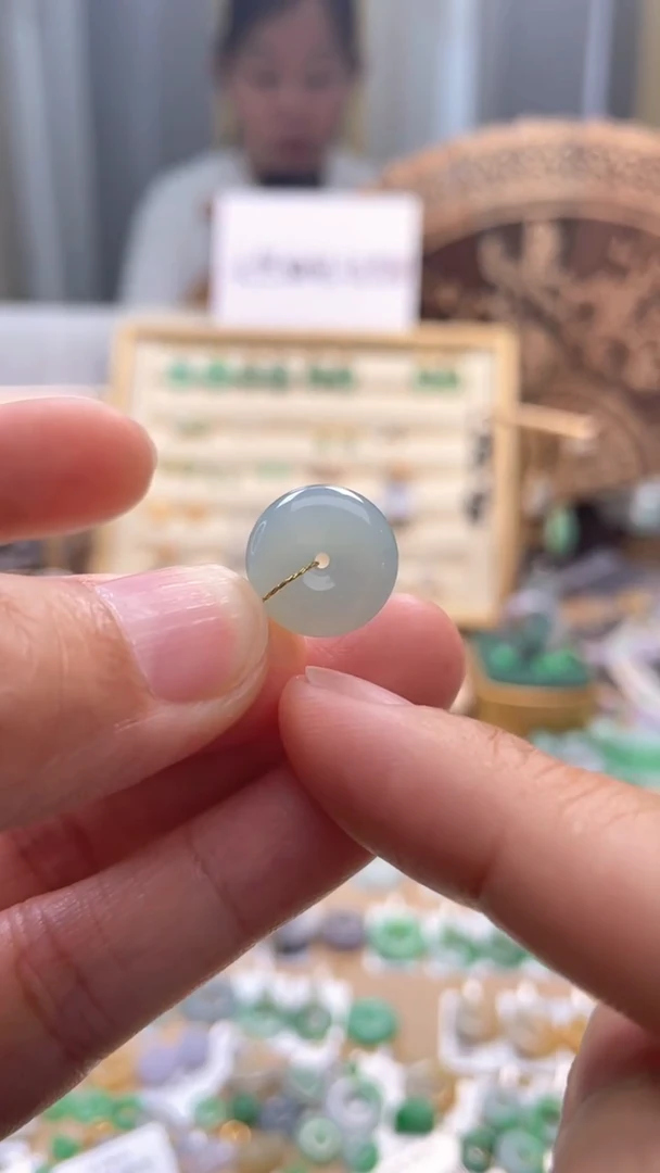 翡翠未镶嵌颈饰平安扣