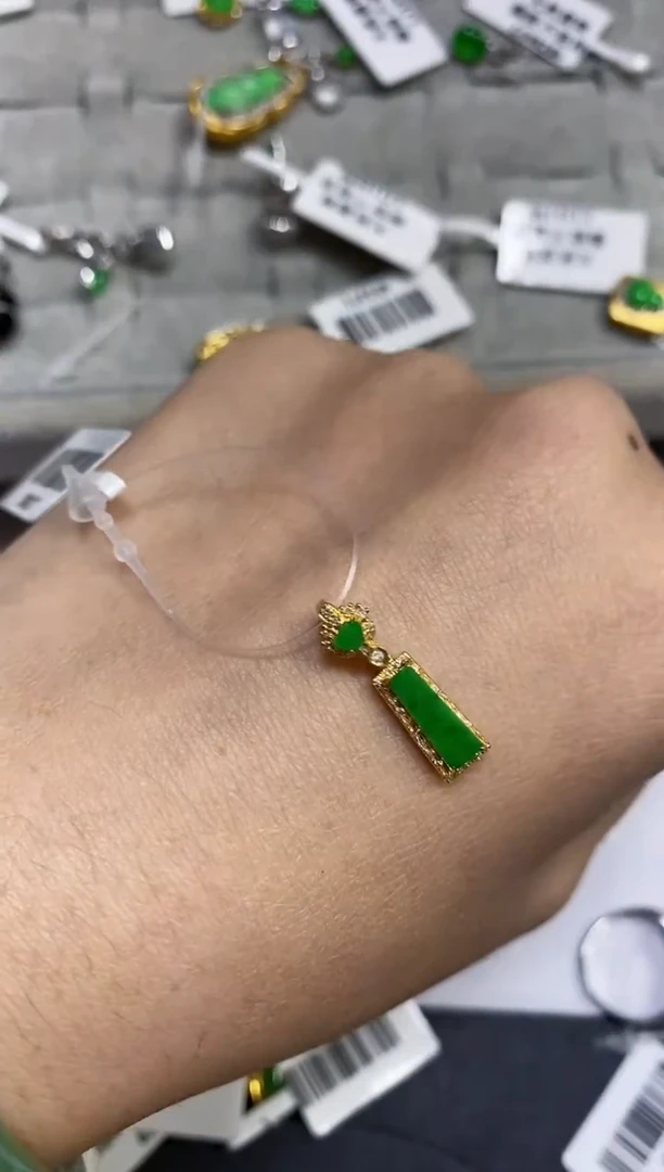 颈饰18K金镶嵌翡翠颈饰 18K金镶嵌 翡翠