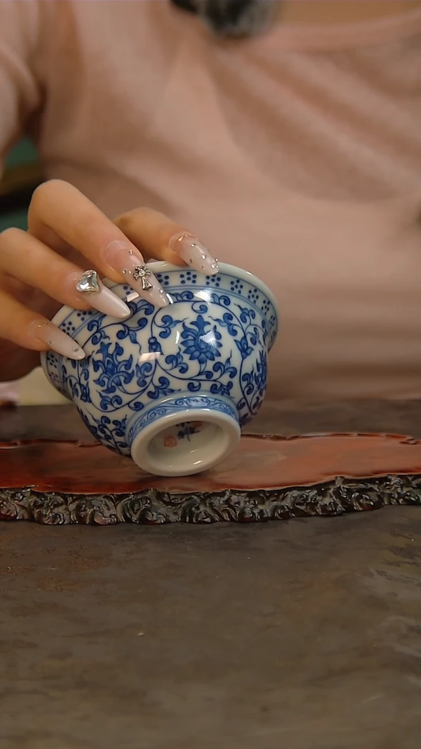 青花手绘缠枝主人杯