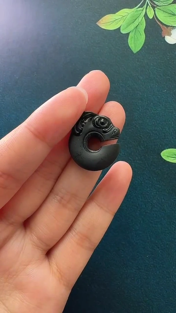 颈饰未镶嵌和田玉吊坠