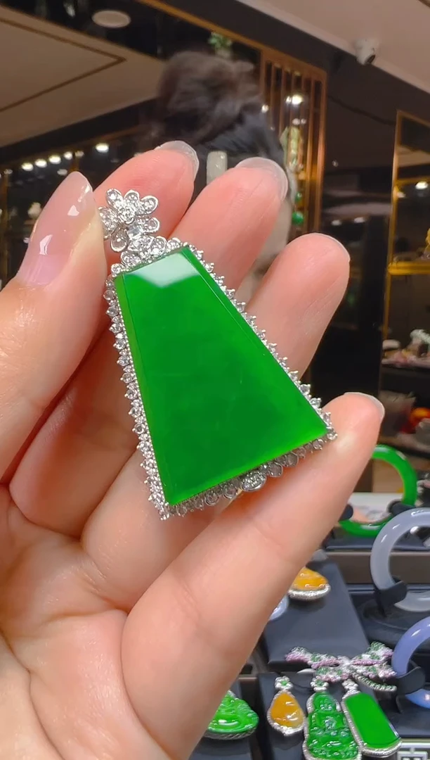 翡翠18K金镶嵌吊坠(赠链)329     