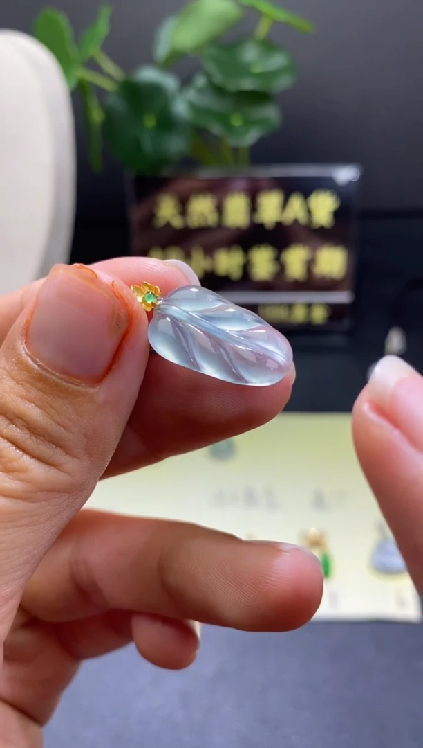 翡翠18K金镶嵌颈饰翡翠吊坠