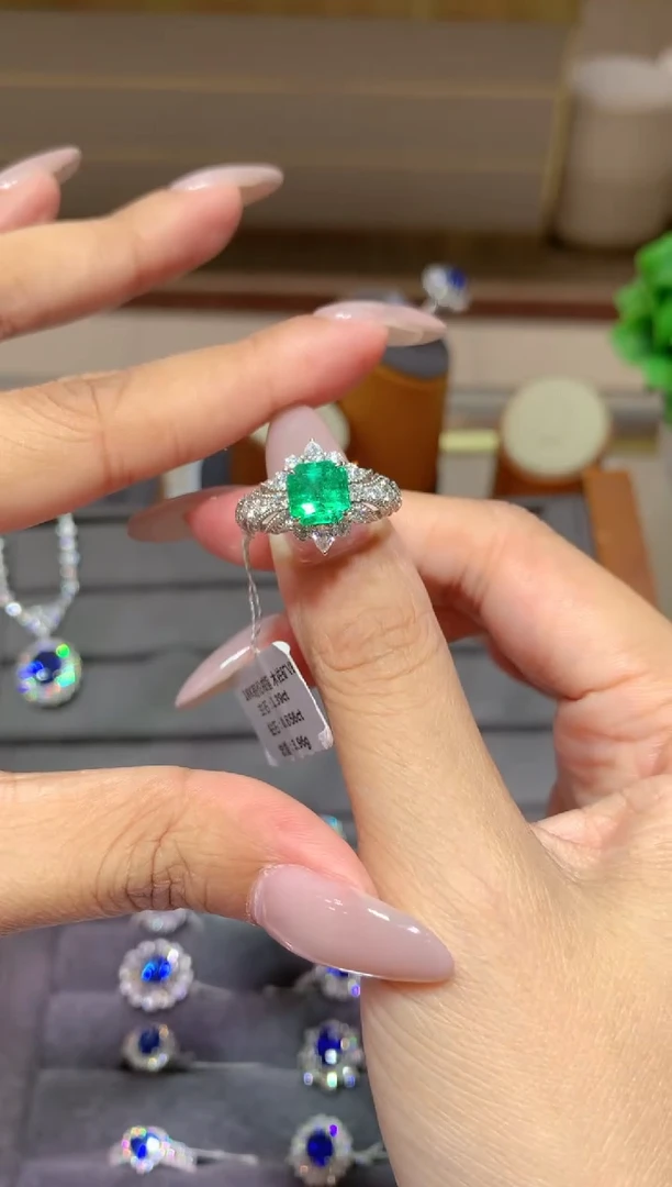 祖母绿戒指18K金镶嵌1.39CT