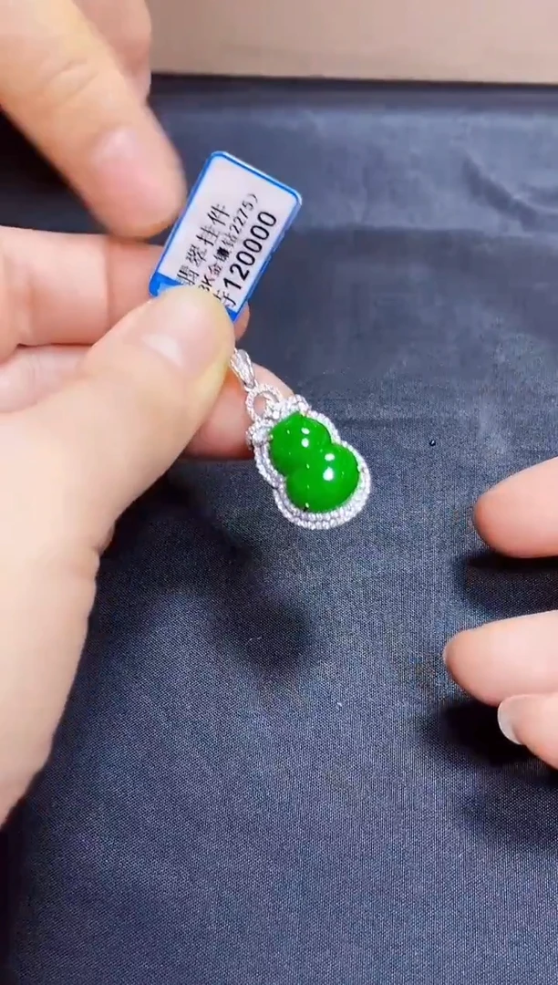 颈饰18K金镶嵌翡翠挂件