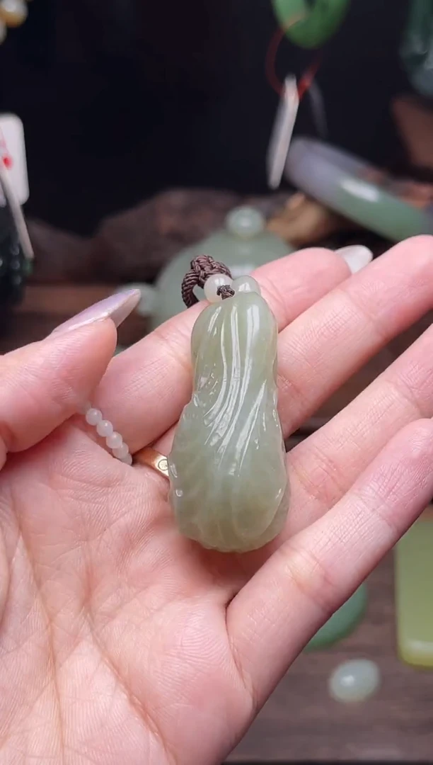和田玉未镶嵌吊坠(不含链)且末青白 白菜