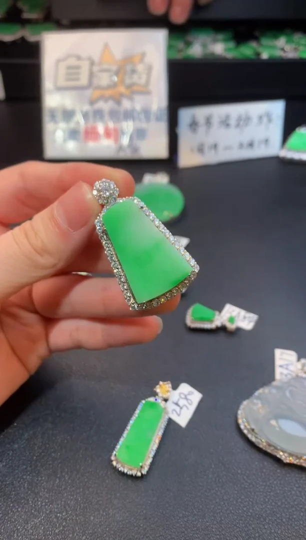 【闪购商品】翡翠颈饰银S925镶嵌翡翠