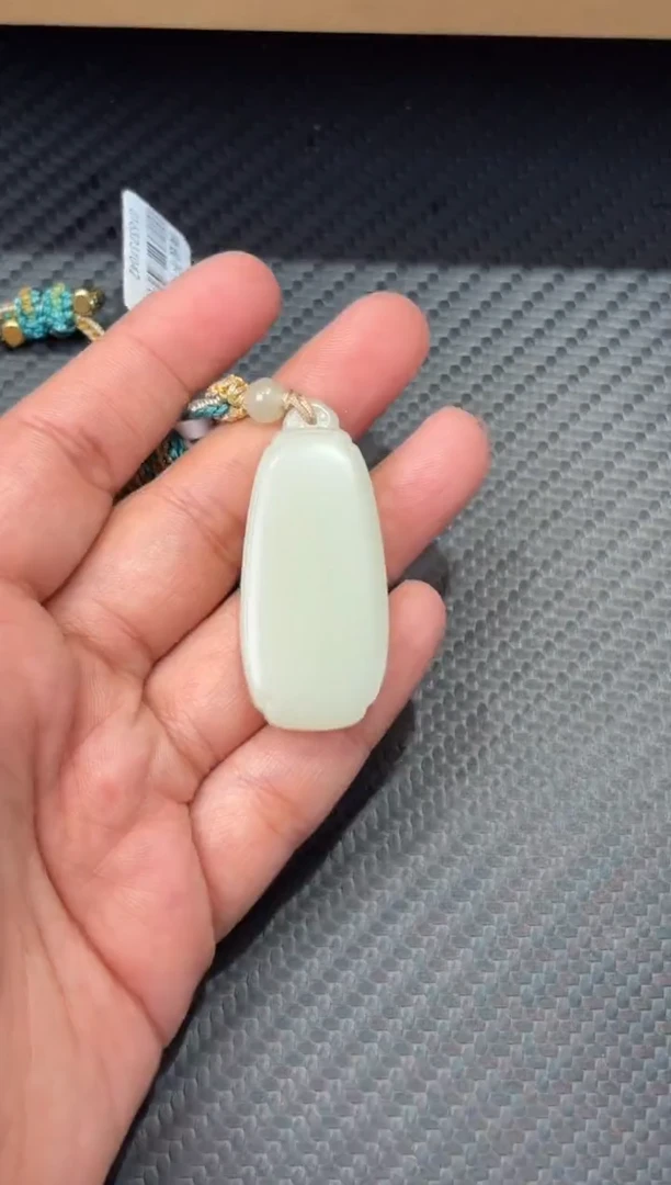 吊坠(赠链)未镶嵌和田玉且末微色差迪克兰一细吊坠