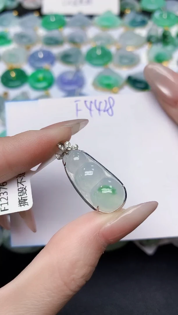 颈饰18K金镶嵌翡翠 天然缅甸A货翡翠百元以上9元证书费自理