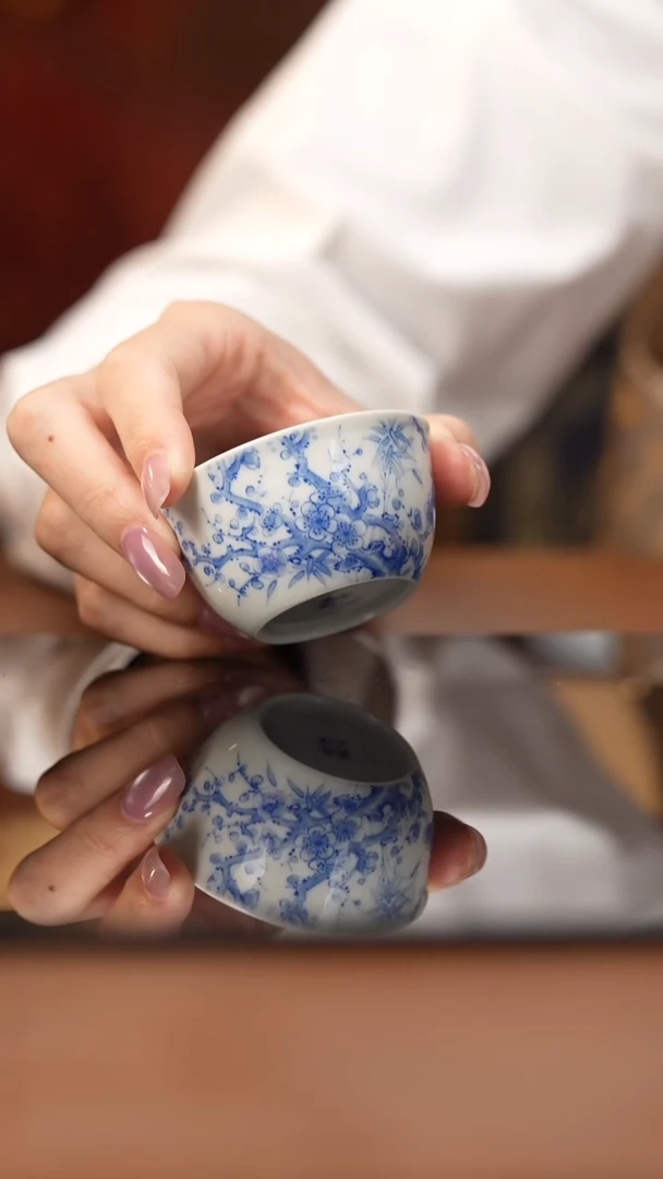 杯看山柴窑青花梅竹