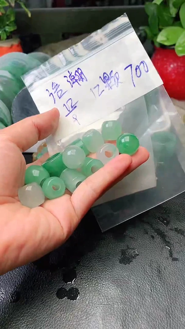 定制石英质玉（非洲翠）浩**海桶珠