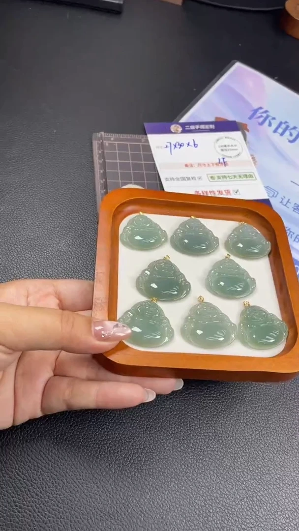 18K金镶嵌挂件翡翠湖水绿佛公多样性发其一CP16配绳