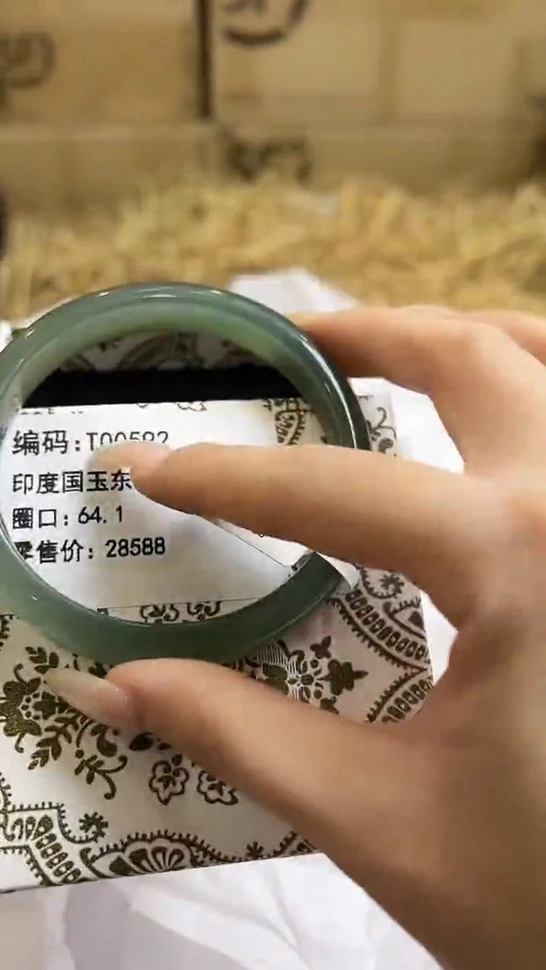 未镶嵌手镯石英质玉T00592