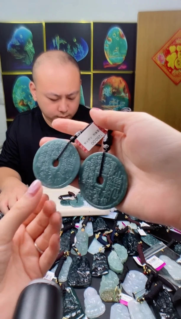 翡翠未镶嵌颈饰多样性发其一