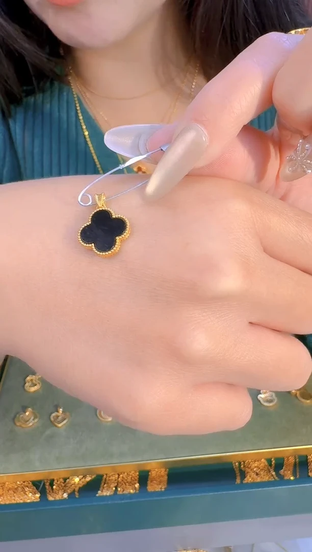 黑色四叶草吊坠0.85 （附带礼盒包装）