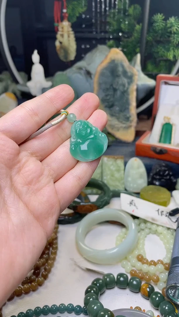 未镶嵌颈饰石英质玉佛