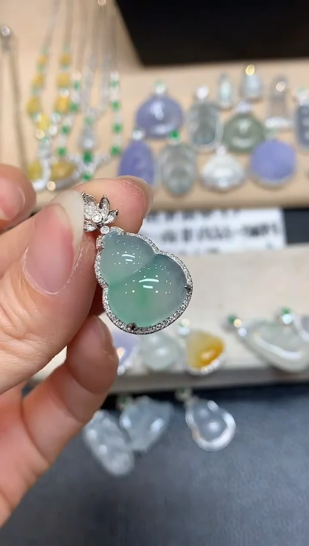 颈饰18K金镶嵌翡翠葫芦【无服务费