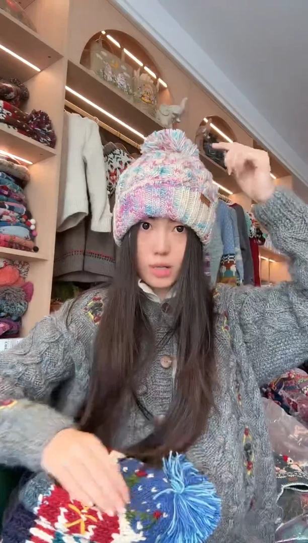 羊毛白色翻边帽