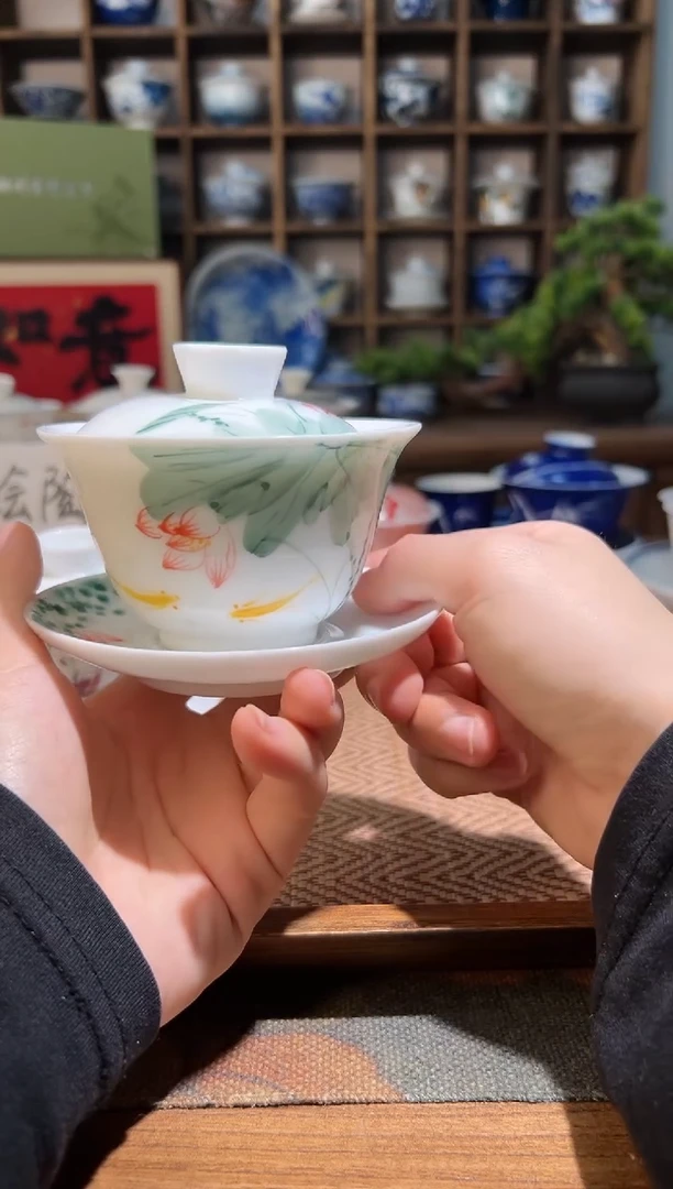 五彩手绘荷花锦鲤三才盖碗