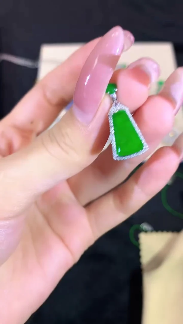 【闪购商品】翡翠18K金镶嵌吊坠(不含链)a12时尚