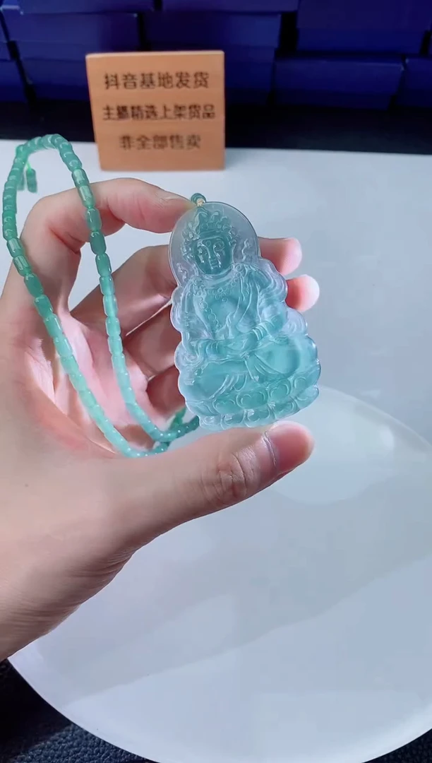 翡翠未镶嵌颈饰  ·